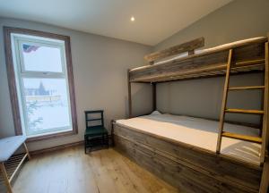 EikregardaneHuso Mountain Lodge - Hemsedal的一间卧室配有双层床和窗户。