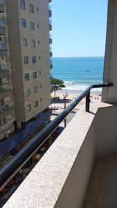 瓜拉派瑞ferratti的享有海滩和建筑景致的阳台