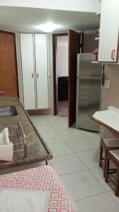 瓜拉派瑞ferratti的厨房配有水槽和冰箱