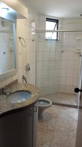 瓜拉派瑞ferratti的一间带水槽、卫生间和淋浴的浴室