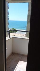 瓜拉派瑞ferratti的一间客房,从阳台上可欣赏到海滩景色