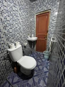 非斯Riad Fes Unique的一间带卫生间和水槽的浴室