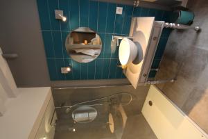 沙罗勒贝约汀庄园旅馆的一间带卫生间的浴室和绿色瓷砖墙