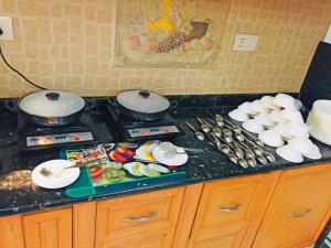 大诺伊达Angel NRI House的盘子和食物的厨房台面