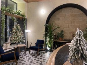 敖德萨Hotel 52的客厅配有圣诞树和壁炉