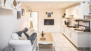 特鲁瓦Smart Confort 14 - Appartement confort et stylé的客厅配有沙发和桌子