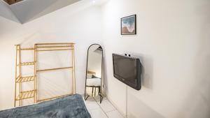 特鲁瓦Smart Confort 14 - Appartement confort et stylé的一间带电视和镜子的客厅