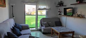 莫切Apartamento Luminoso el Morche的带沙发、桌子和窗户的客厅