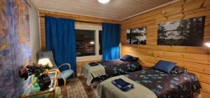 莱佩维尔塔#casakivicco的一间卧室设有两张床、一把椅子和一个窗户。