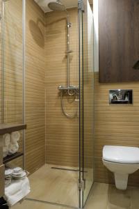科帕奥尼克Harmonija Resort - Harmonia Palace的带淋浴和卫生间的浴室