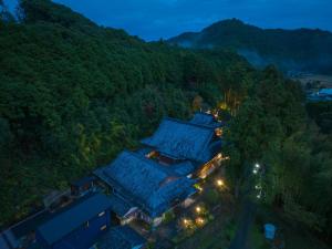 Shimosato宿坊 大泰寺 Temple Hotel Daitai-ji的享有蓝色屋顶建筑的顶部景色