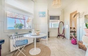 滨海阿雷尼斯Beautiful Home In Arenys De Mar With Wi-fi的客房设有桌椅和窗户。