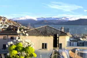 格拉纳达Casual Ilbira Granada的一张桌子上的葡萄酒,享有山景