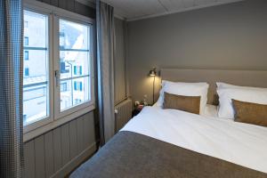 安德马特Hotel Bergidyll - Riders Haven的一间卧室设有一张大床和一个窗户。