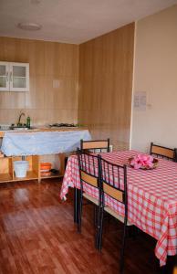 安加罗阿卡瓦尼亚斯外拉旅馆的厨房配有2张带红白桌布的桌子