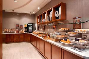 温莎洛克斯哈特福德机场温莎洛克斯春季山丘套房酒店的自助餐厅,提供面包和糕点