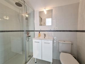 佩萨克Studio avec terrasse privative的浴室配有卫生间、盥洗盆和淋浴。