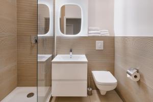柏林阿姆勃兰登堡门公寓的浴室设有卫生间、水槽和镜子。