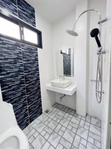 帕府Chaya Home&Hug Phrae的浴室配有卫生间、盥洗盆和淋浴。