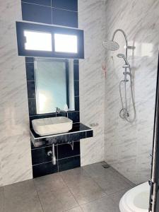帕府Chaya Home&Hug Phrae的一间带水槽、镜子和淋浴的浴室