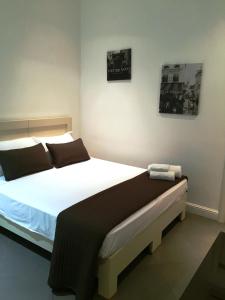 雷焦卡拉布里亚Casual Stay Galileo的卧室配有一张带黑色枕头的大型白色床。