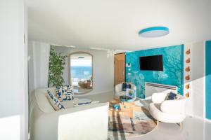 维耶特里Laguna Blu - Resort Villa overlooking the sea on the Amalfi Coast的客厅设有白色沙发和蓝色的墙壁。