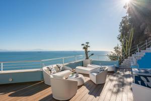 维耶特里Laguna Blu - Resort Villa overlooking the sea on the Amalfi Coast的阳台配有椅子,享有海景。