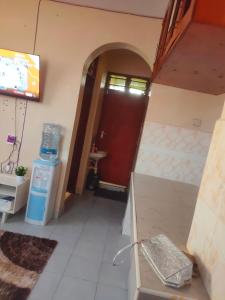 蒙巴萨Mahnoor Airbnb Mombasa的走廊上设有门和水槽的房间