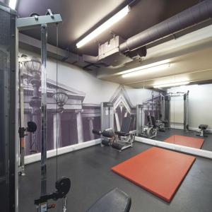伦敦伦敦考文特花园馨乐庭霍尔本公寓的健身房设有健身器材