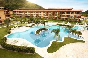 安格拉杜斯雷斯Flat em Resort Paradisíaco!的一座带大型游泳池的度假村,位于一座建筑前