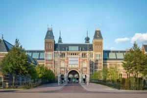 阿姆斯特丹阿姆斯特丹城市花园酒店的大型砖砌建筑,设有大门廊