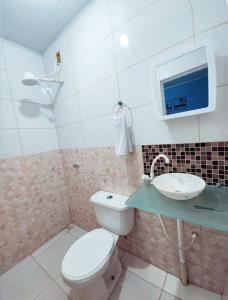 瓜拉派瑞Pousada Dule的一间带卫生间和水槽的浴室
