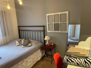 阿拉沙Casa Rosa Hospedaria的一间卧室配有一张床和一张桌子及椅子