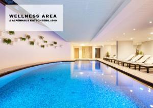 卡奇山口HERBERT - Boutique Apartments inkl Lungau Card的一座带健康区的建筑中的游泳池