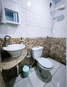 瓜拉派瑞Pousada Dule的一间带卫生间和水槽的浴室