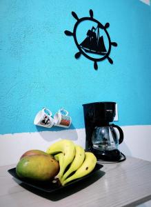 瓜拉派瑞Pousada Dule的一张桌子上的水果盘,配有咖啡壶