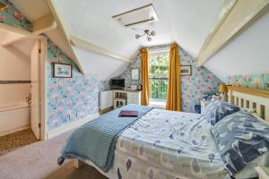 林顿Ingleside的一间卧室配有一张带蓝色棉被的床