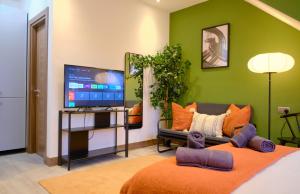 伦敦GoldersGreen Apartments by Sleepy的带沙发和平面电视的客厅