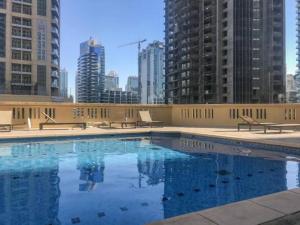 迪拜Nr to beach-Beautifully upgraded的一座位于高楼城市的游泳池