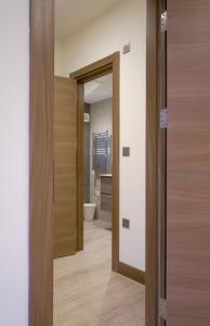 伦敦GoldersGreen Apartments by Sleepy的走廊上设有通往浴室的门