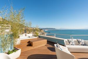 维耶特里Laguna Blu - Resort Villa overlooking the sea on the Amalfi Coast的海景阳台。