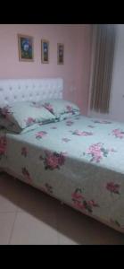 萨尔瓦多2/4, Barra. Lindo.的一间卧室配有一张带花卉床罩的床