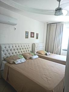 萨尔瓦多2/4, Barra. Lindo.的一间卧室设有两张床和窗户。