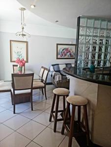 萨尔瓦多2/4, Barra. Lindo.的厨房以及带桌椅的起居室。