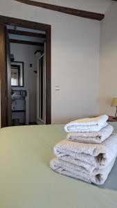 RojalsCal Tous, La Socarrimada的把三条毛巾堆在房间里的床边