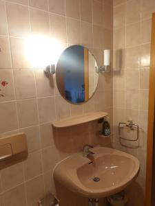 加格瑙Landhaus Bad Rotenfels - Zion的一间带水槽和镜子的浴室