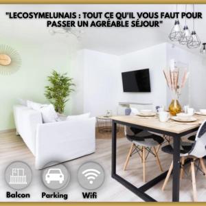 默伦LeCosyMelunais : Parking gratuit + Balcon aménagé的配有桌椅和电视的客房
