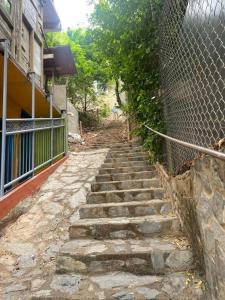塔甘加Tamarindo Beach hostel的一套石头楼梯,毗邻一座建筑