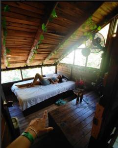 塔甘加Tamarindo Beach hostel的躺在房间里床上的女人