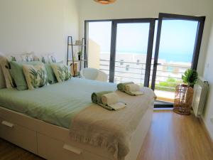 劳林哈Casa Menezes的一间卧室配有一张床,上面有两条毛巾